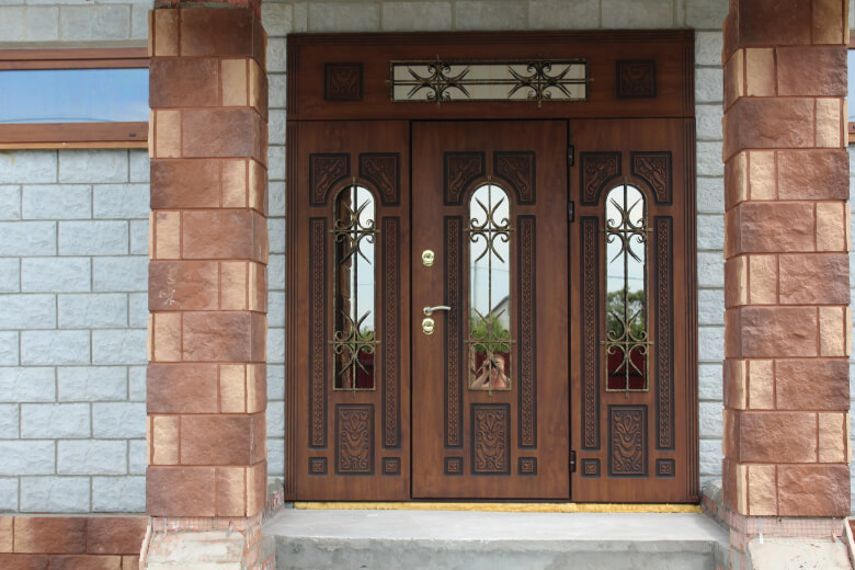 Коттеджные двери с матовым и прозрачным защитным стеклом